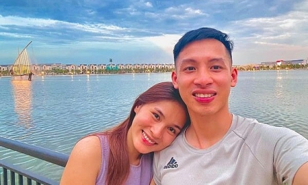 Đội trưởng U23 Việt Nam được vợ 'tặng quà' bất ngờ, lập tức thi đấu thăng hoa