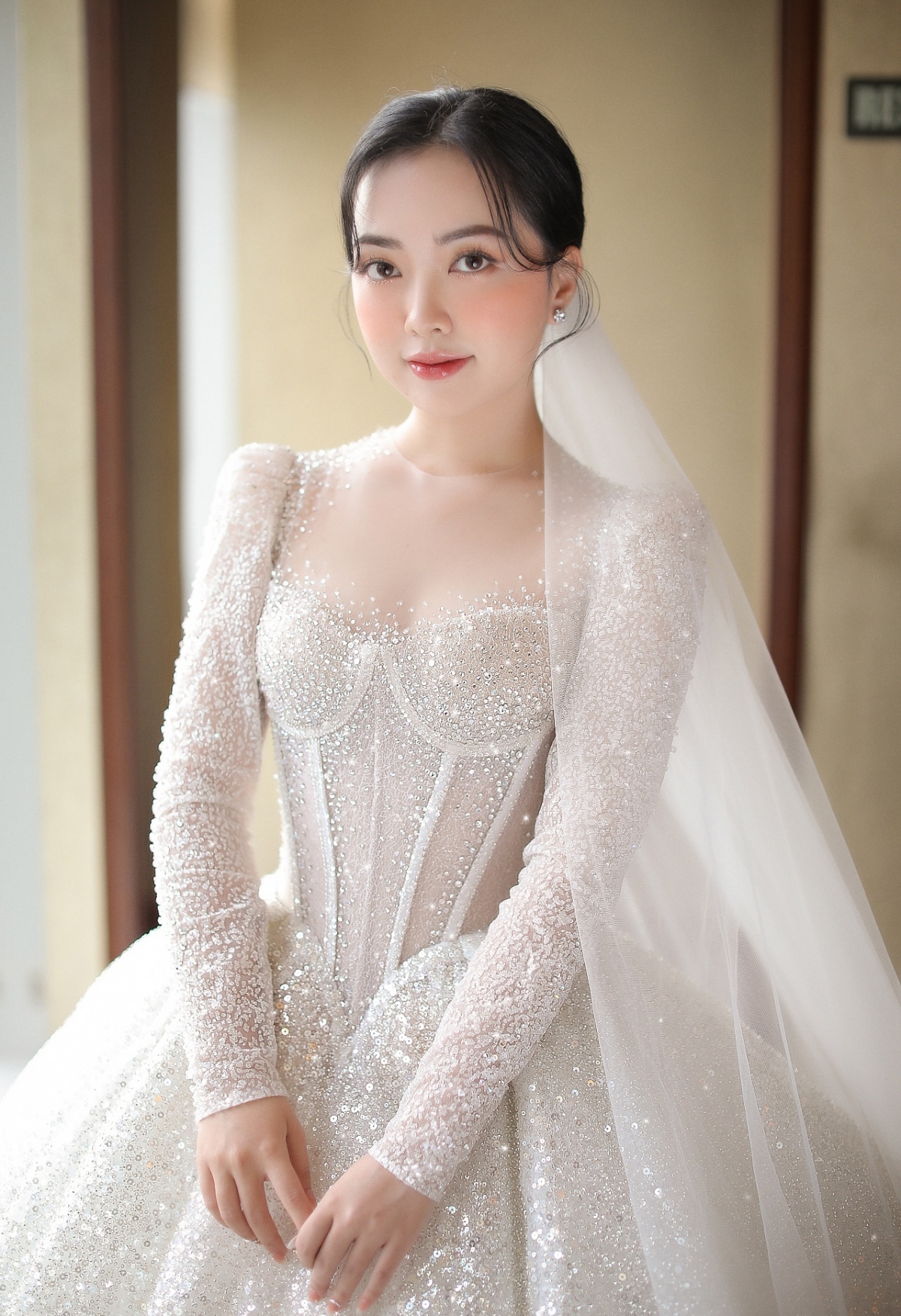 Cận cảnh váy cưới gần 1 tỷ đồng của Mai Hà Trang trong đám cưới với Hà Đức Chinh