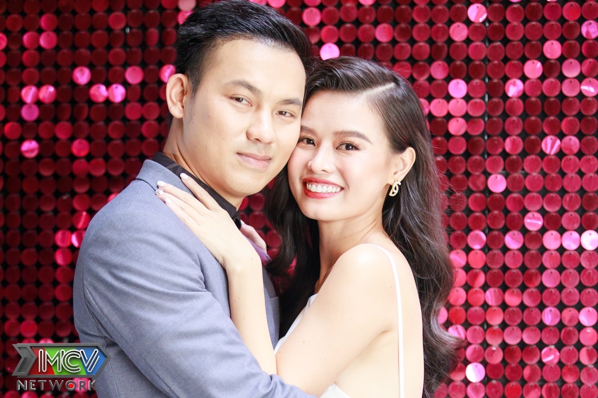 Trương Ngọc Thu được chồng hộ tống bằng siêu xe đến tham gia show truyền hình Trương Ngọc Thu được chồng hộ tống bằng siêu xe đến tham gia show truyền hình