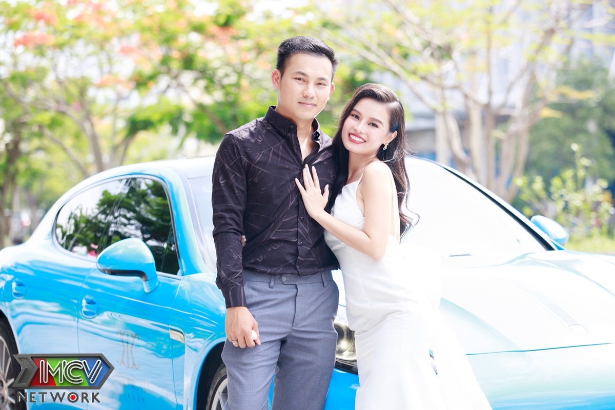 Trương Ngọc Thu được chồng hộ tống bằng siêu xe đến tham gia show truyền hình