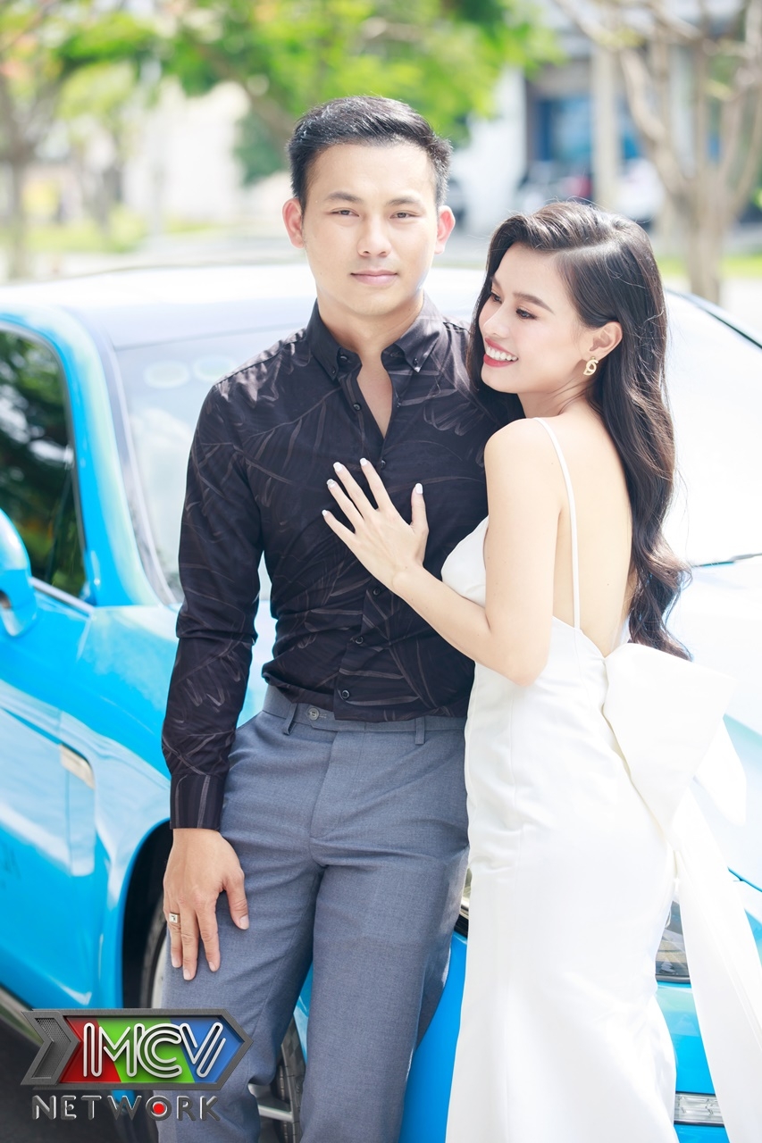 Trương Ngọc Thu được chồng hộ tống bằng siêu xe đến tham gia show truyền hình Trương Ngọc Thu được chồng hộ tống bằng siêu xe đến tham gia show truyền hình