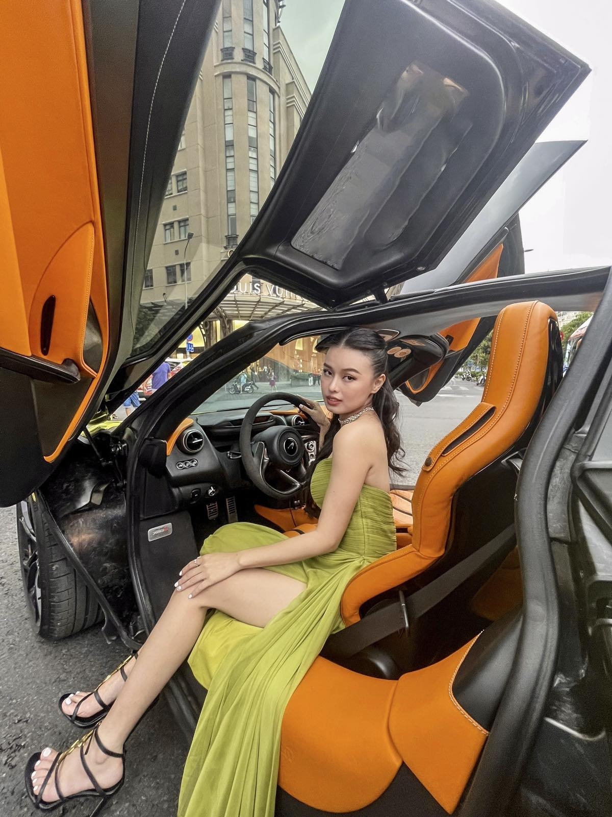 Trương Ngọc Thu được chồng hộ tống bằng siêu xe đến tham gia show truyền hình Trương Ngọc Thu được chồng hộ tống bằng siêu xe đến tham gia show truyền hình