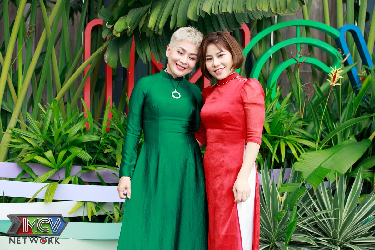Hot Tiktoker U60 - Hạnh Nguyễn diện áo dài xanh 'náo loạn' phim trường