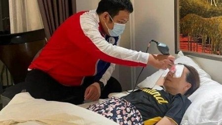 Va chạm với thủ môn Kawin, 'nữ trưởng đoàn xinh đẹp' của U23 Thái Lan bị chấn thương mũi