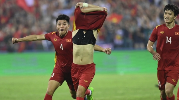 NHM 'ngơ ngác' vì cầu thủ U23 Việt Nam mang 'áo ngực' thi đấu