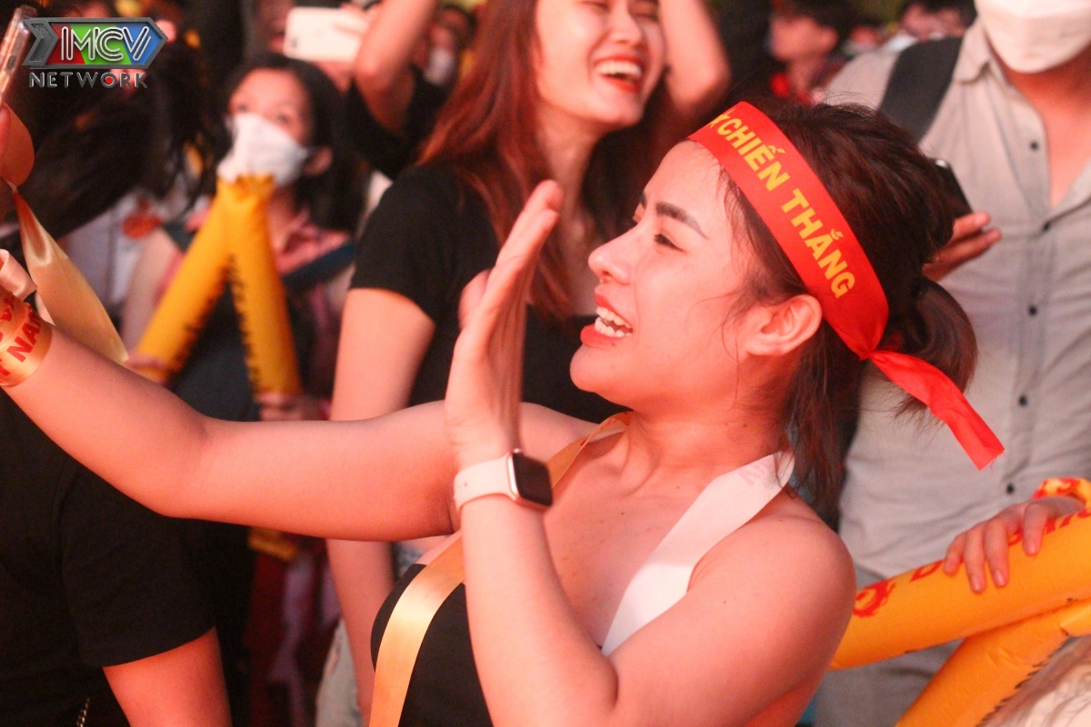 Đầu cầu Sài Gòn vỡ oà cảm xúc, phố đi bộ Nguyễn Huệ 'cháy' hết mình với U23 Việt Nam