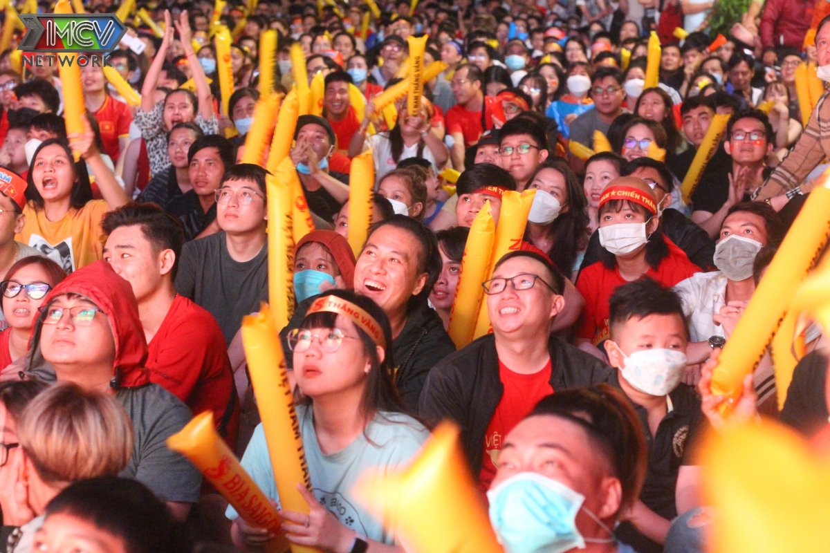 Đầu cầu Sài Gòn vỡ oà cảm xúc, phố đi bộ Nguyễn Huệ 'cháy' hết mình với U23 Việt Nam
