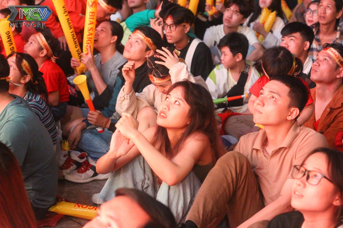 Đầu cầu Sài Gòn vỡ oà cảm xúc, phố đi bộ Nguyễn Huệ 'cháy' hết mình với U23 Việt Nam