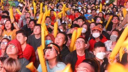 dau cau sai gon vo oa cam xuc pho di bo nguyen hue chay het minh voi u23 viet nam