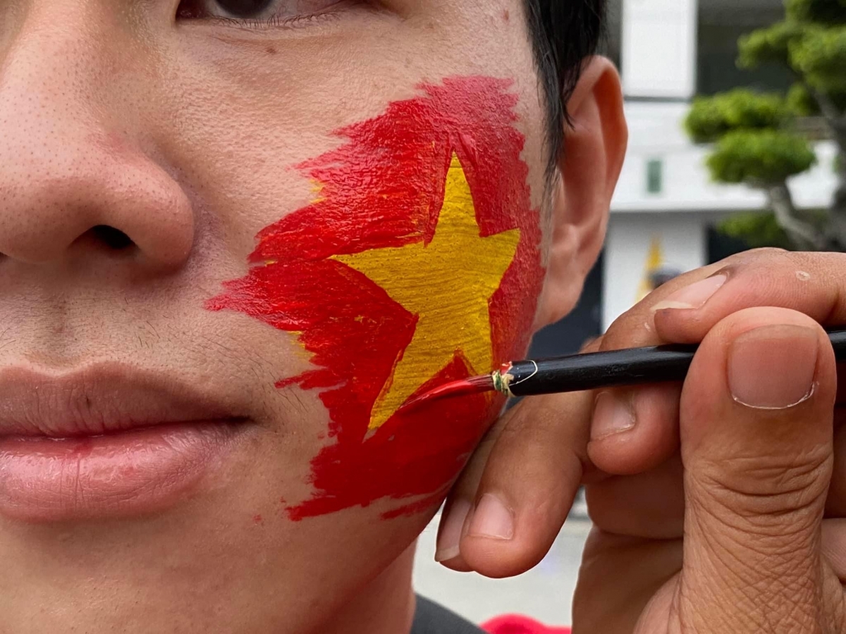 Đầu cầu Sài Gòn vỡ oà cảm xúc, phố đi bộ Nguyễn Huệ 'cháy' hết mình với U23 Việt Nam