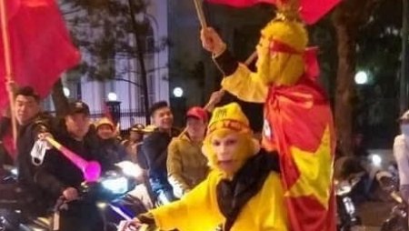 1001 cảnh đi bão 'có một không hai' của người Việt Nam: Khi Tôn Ngộ Không cũng 'cháy' cùng U23 Việt Nam
