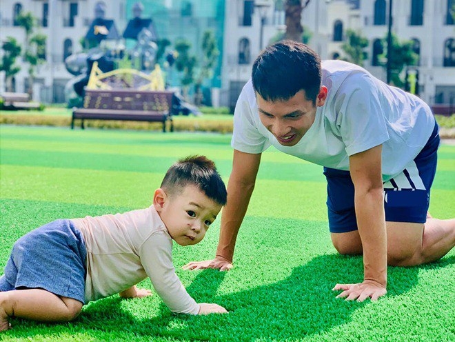 Đỗ Hùng Dũng: chàng cầu thủ tuyệt vời khi ở trên sân cỏ   người cha, người chồng có trách nhiệm khi về nhà.
