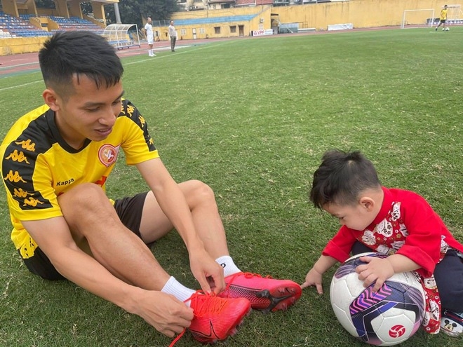 Đỗ Hùng Dũng: chàng cầu thủ tuyệt vời khi ở trên sân cỏ   người cha, người chồng có trách nhiệm khi về nhà.