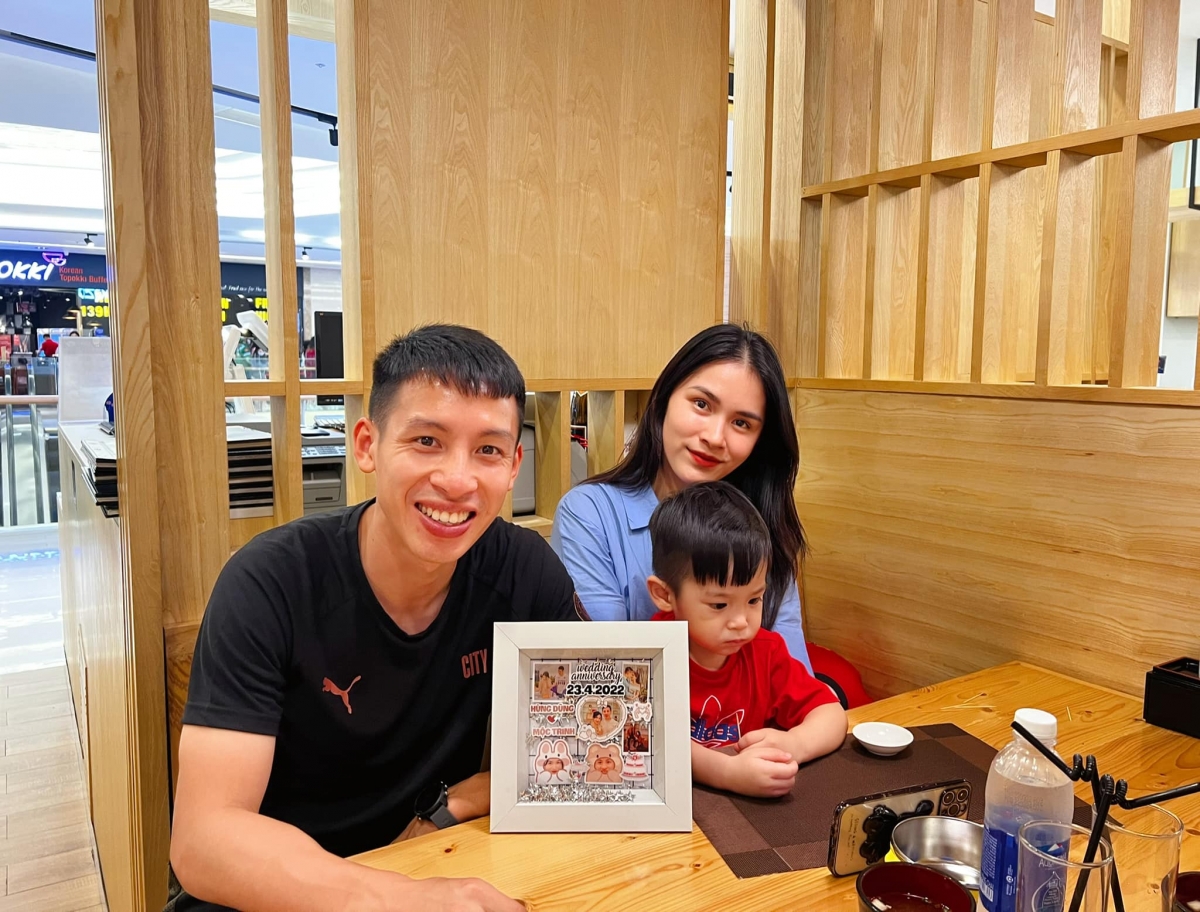 Đỗ Hùng Dũng: chàng cầu thủ tuyệt vời khi ở trên sân cỏ   người cha, người chồng có trách nhiệm khi về nhà.