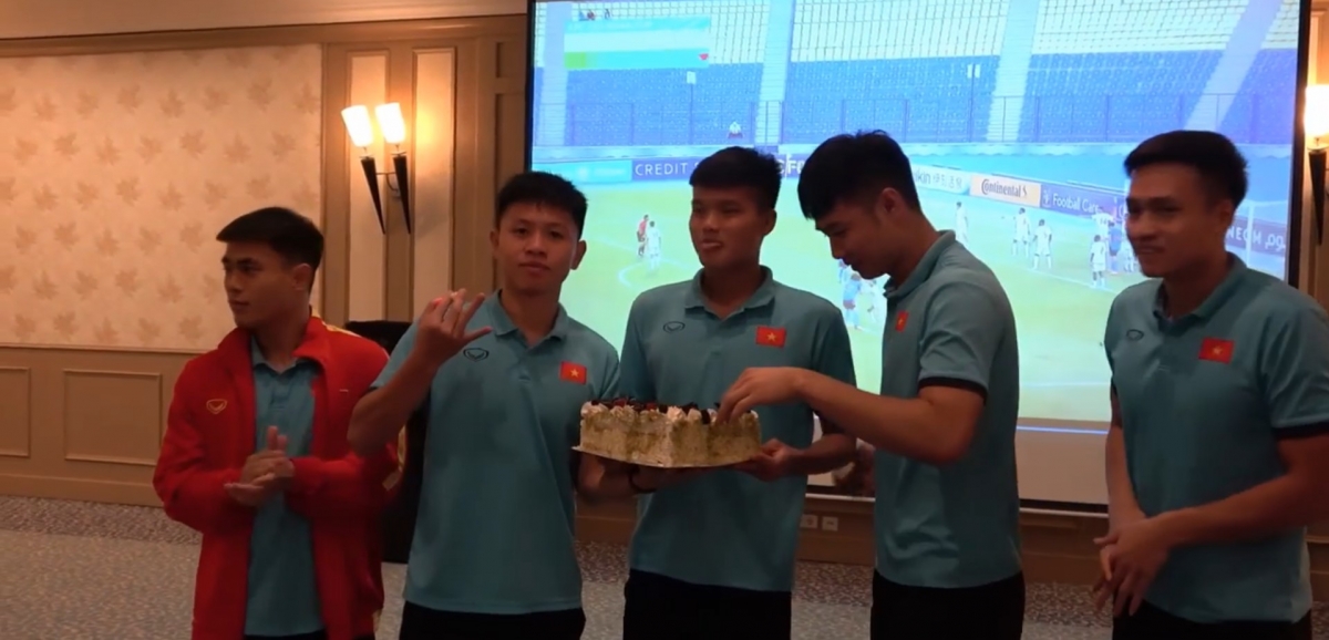 Văn Tùng nhận “cái kết” bất ngờ khi được HLV Gong và đồng đội tặng bánh sinh nhật sau bàn thắng tại trận gặp U23 Thái Lan