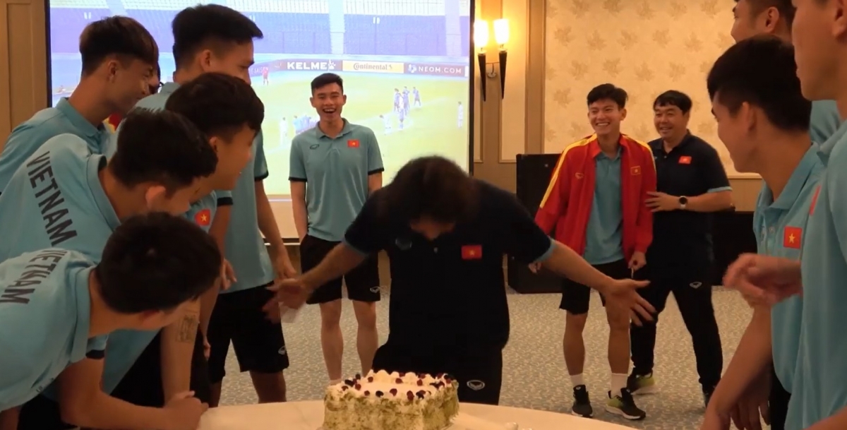 Văn Tùng nhận “cái kết” bất ngờ khi được HLV Gong và đồng đội tặng bánh sinh nhật sau bàn thắng tại trận gặp U23 Thái Lan