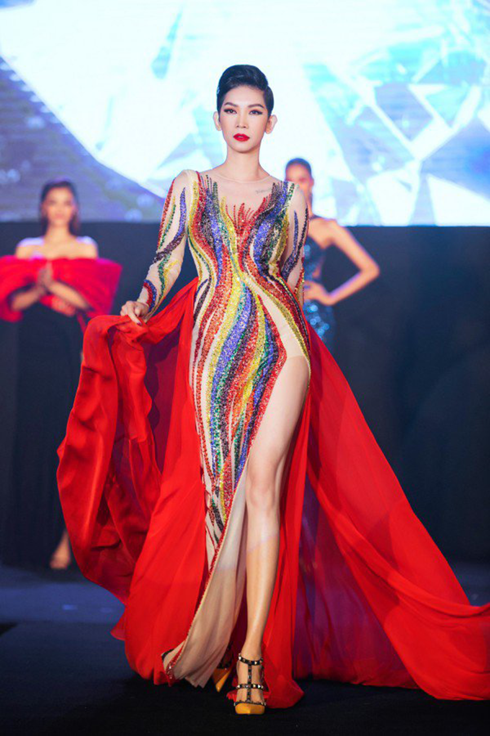 Thuỳ Tiên, Minh Tú cùng hàng loạt hoa hậu, siêu mẫu khoe hình ủng hộ cộng đồng LGBT