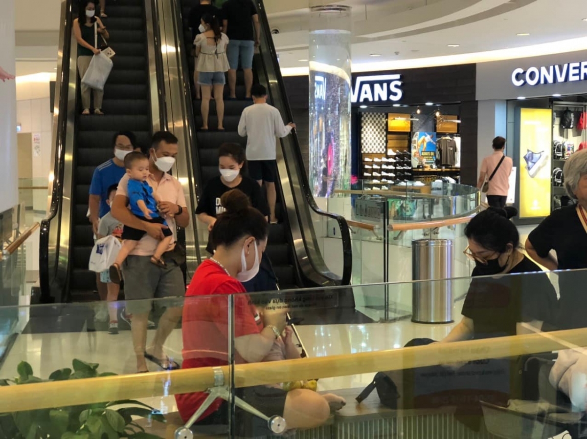 Lê Giang: Tuổi 50 vẫn trẻ trung, phát triển sự nghiệp và chăm cháu mọi nơi