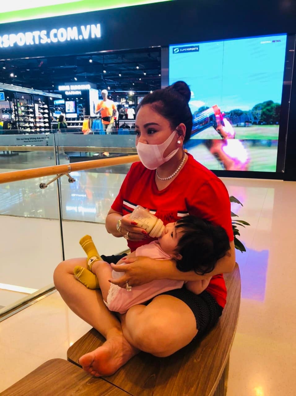 Lê Giang: Tuổi 50 vẫn trẻ trung xinh đẹp, phát triển sự nghiệp và chăm cháu mọi nơi Lê Giang: Tuổi 50 vẫn trẻ trung, phát triển sự nghiệp và chăm cháu mọi nơi