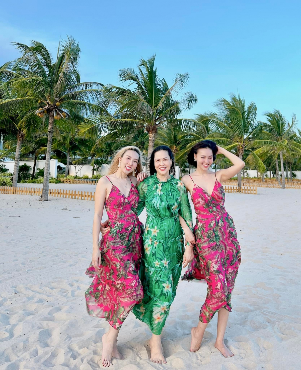Ninh Dương Lan Ngọc khoe ảnh cả gia đình đi du lịch biển, nhan sắc phụ huynh “xì tin” đến bất ngờ Ninh Dương Lan Ngọc khoe ảnh phụ huynh 'xì tin' đến bất ngờ