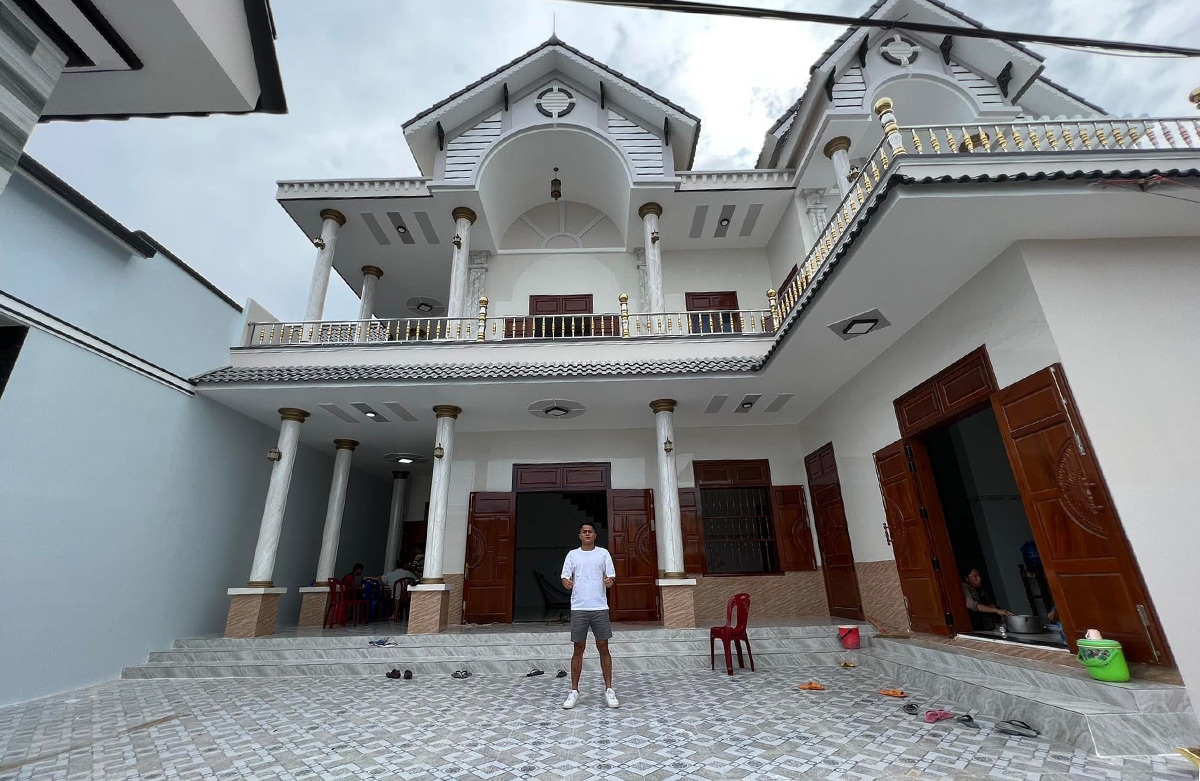 Tuyển thủ U23 Việt Nam tiết kiệm, vay tiền xây nhà báo hiếu bố mẹ