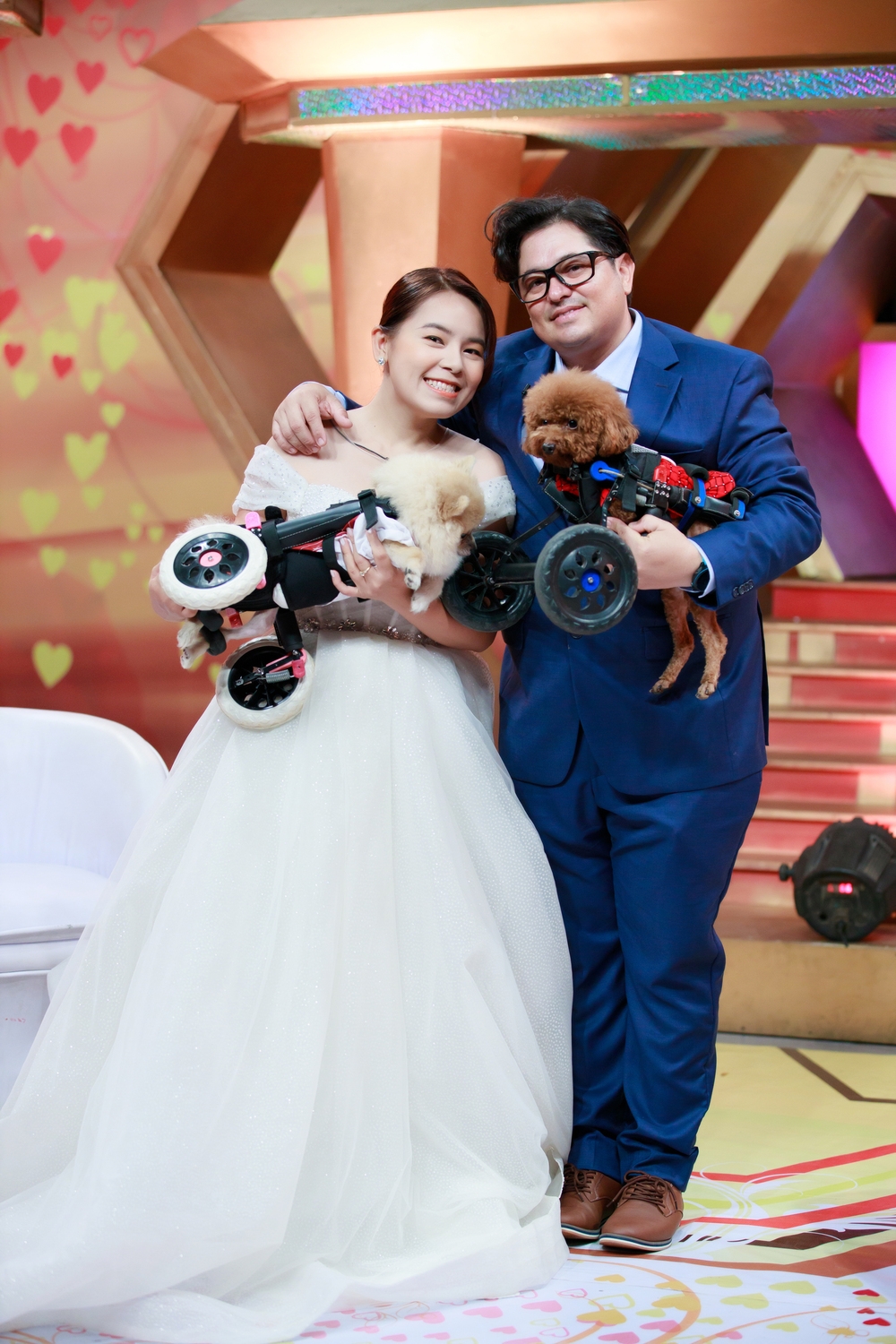 Vợ Việt chồng Tây chuyên làm xe lăn cho thú cưng tiết lộ chuyện hôn nhân