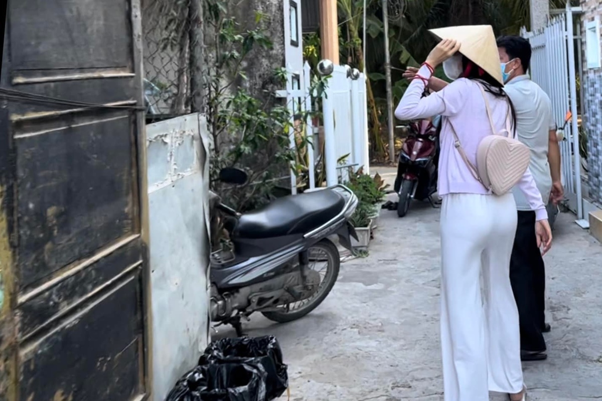 Thủy Tiên, Công Vinh trao nhà tình thương cho hộ nghèo tại Bến Tre Thủy Tiên, Công Vinh trao nhà tình thương cho hộ nghèo tại Bến Tre