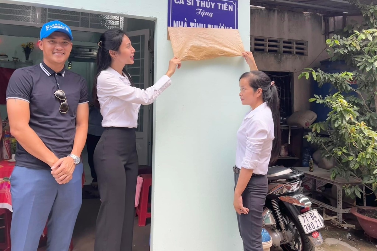 Thủy Tiên, Công Vinh trao nhà tình thương cho hộ nghèo tại Bến Tre Thủy Tiên, Công Vinh trao nhà tình thương cho hộ nghèo tại Bến Tre