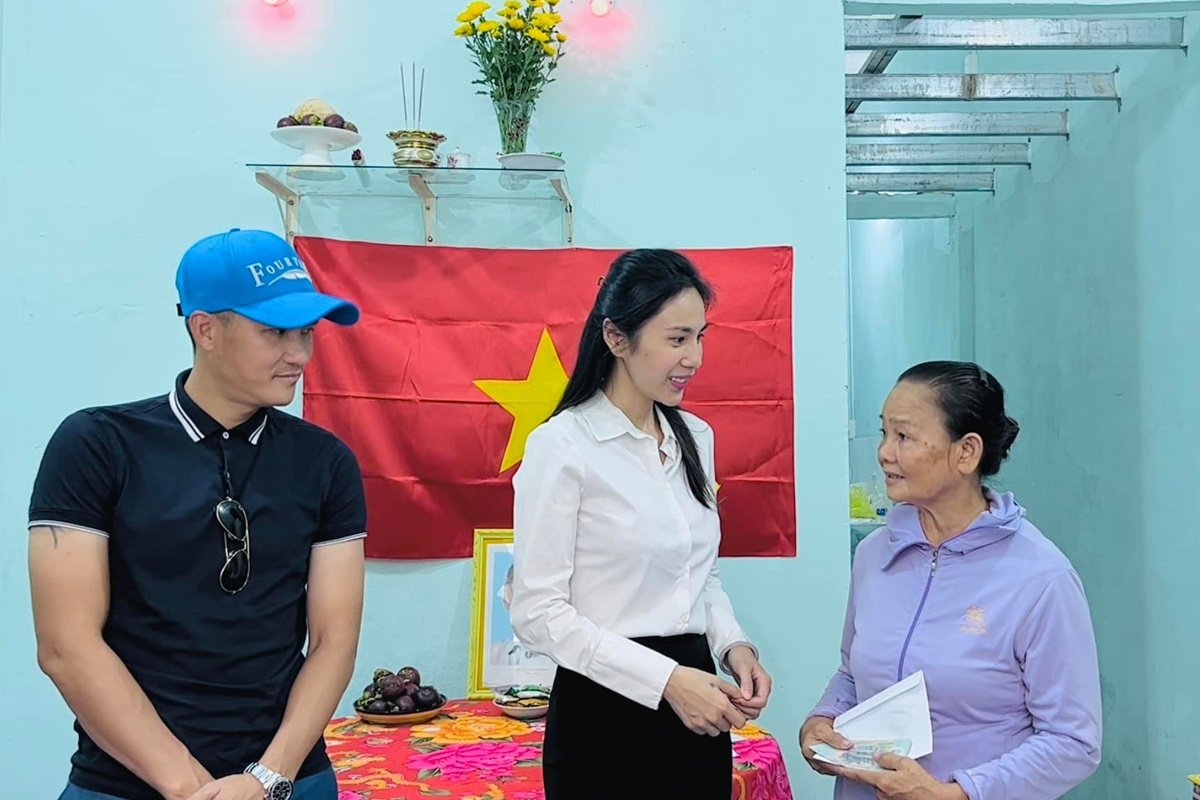 Thủy Tiên, Công Vinh trao nhà tình thương cho hộ nghèo tại Bến Tre Thủy Tiên, Công Vinh trao nhà tình thương cho hộ nghèo tại Bến Tre