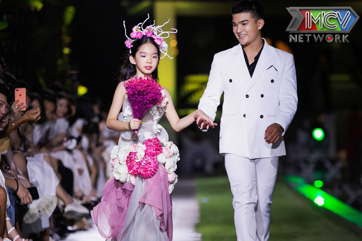 Hương Giang hóa ‘nữ hoàng’ biển xanh trong tuần lễ thời trang do siêu mẫu Xuân Lan sản xuất