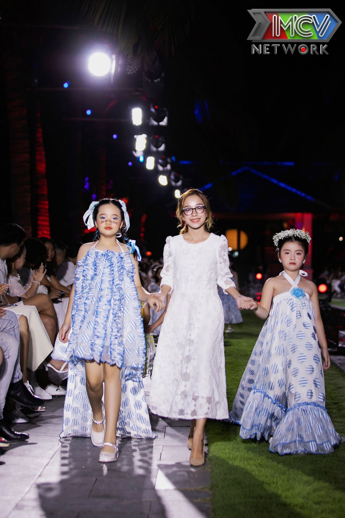 Hương Giang hóa ‘nữ hoàng’ biển xanh trong tuần lễ thời trang do siêu mẫu Xuân Lan sản xuất