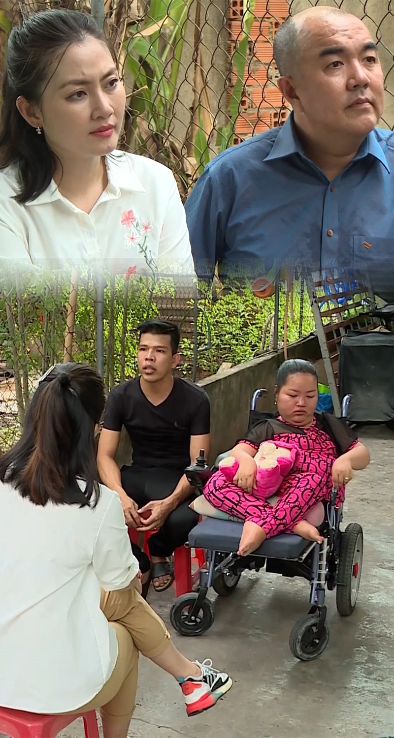 Ngọc Lan khóc như mưa vì chàng trai vất vả mưu sinh chăm sóc vợ bị liệt
