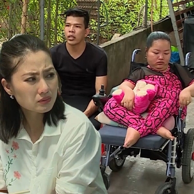 Ngọc Lan khóc như mưa vì chàng trai vất vả mưu sinh chăm sóc vợ bị liệt