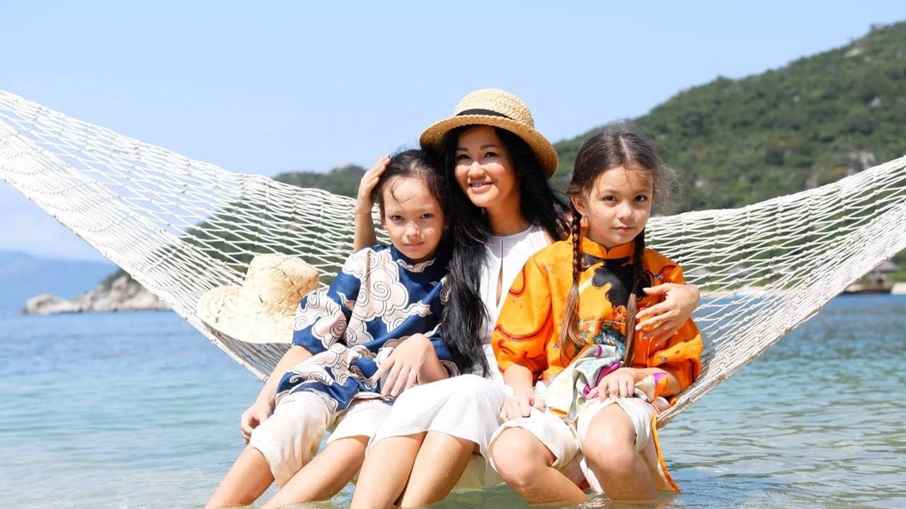 Diva Hồng Nhung khoe hai con gái thường 'thách thức' mẹ bằng 3 thứ tiếng