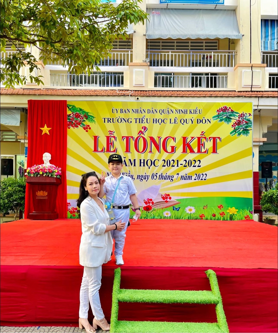 Nhật Kim Anh 'tái hợp' cùng chồng cũ trong lễ tổng kết năm học của con trai