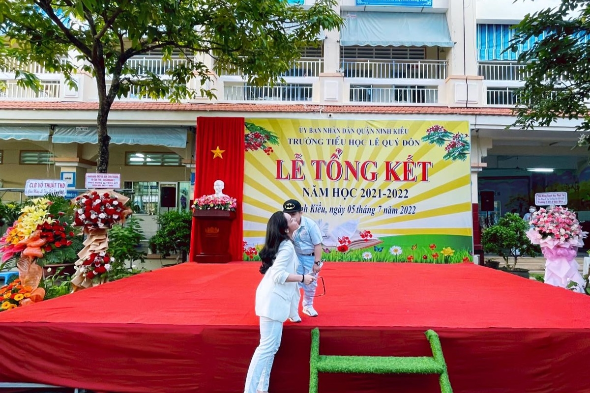 Nhật Kim Anh 'tái hợp' cùng chồng cũ trong lễ tổng kết năm học của con trai