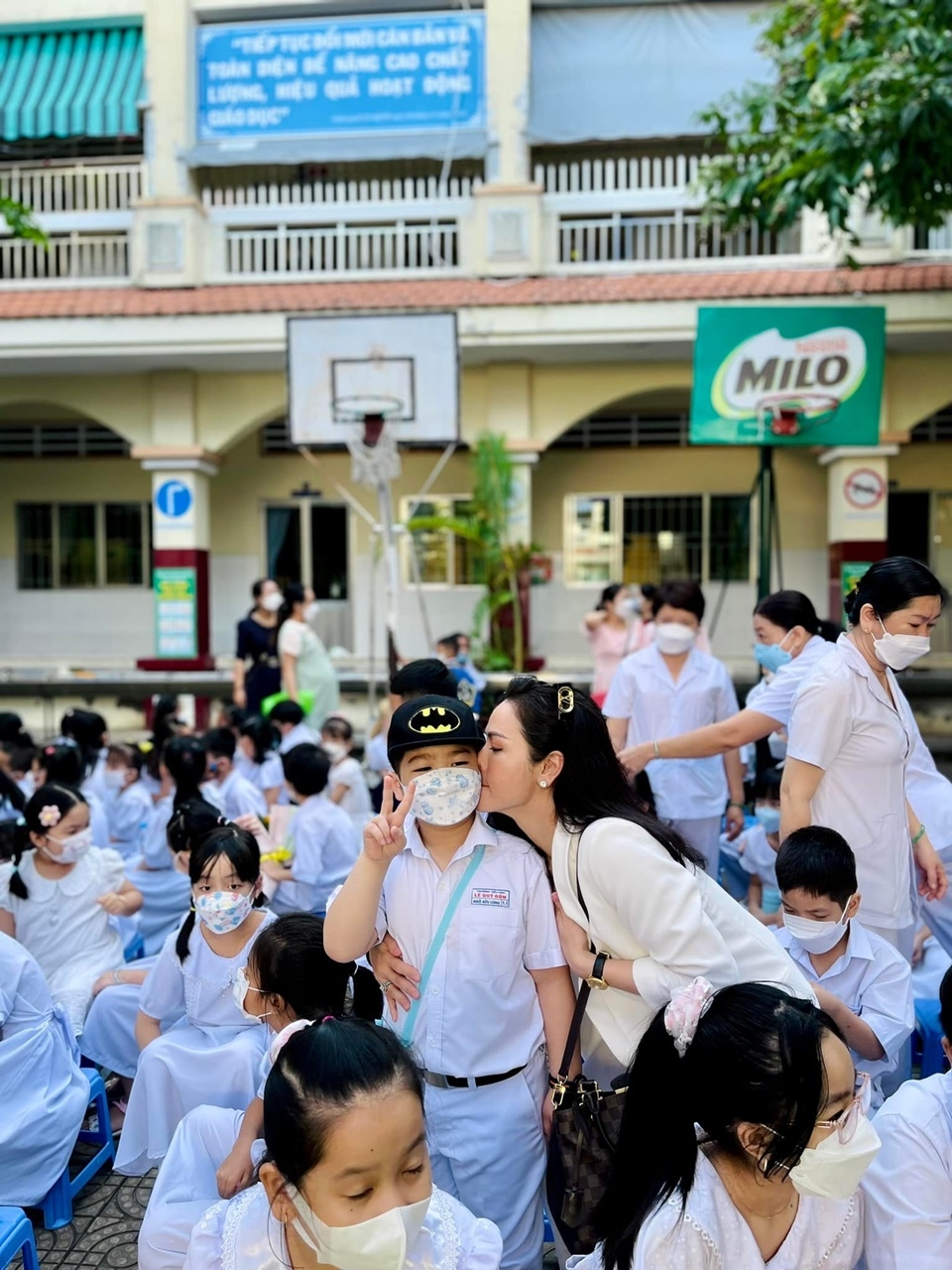 Nhật Kim Anh 'tái hợp' cùng chồng cũ trong lễ tổng kết năm học của con trai