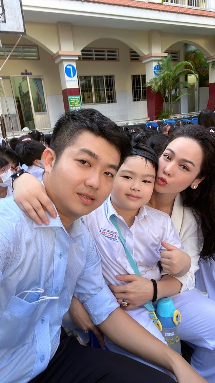 Nhật Kim Anh 'tái hợp' cùng chồng cũ trong lễ tổng kết năm học của con trai