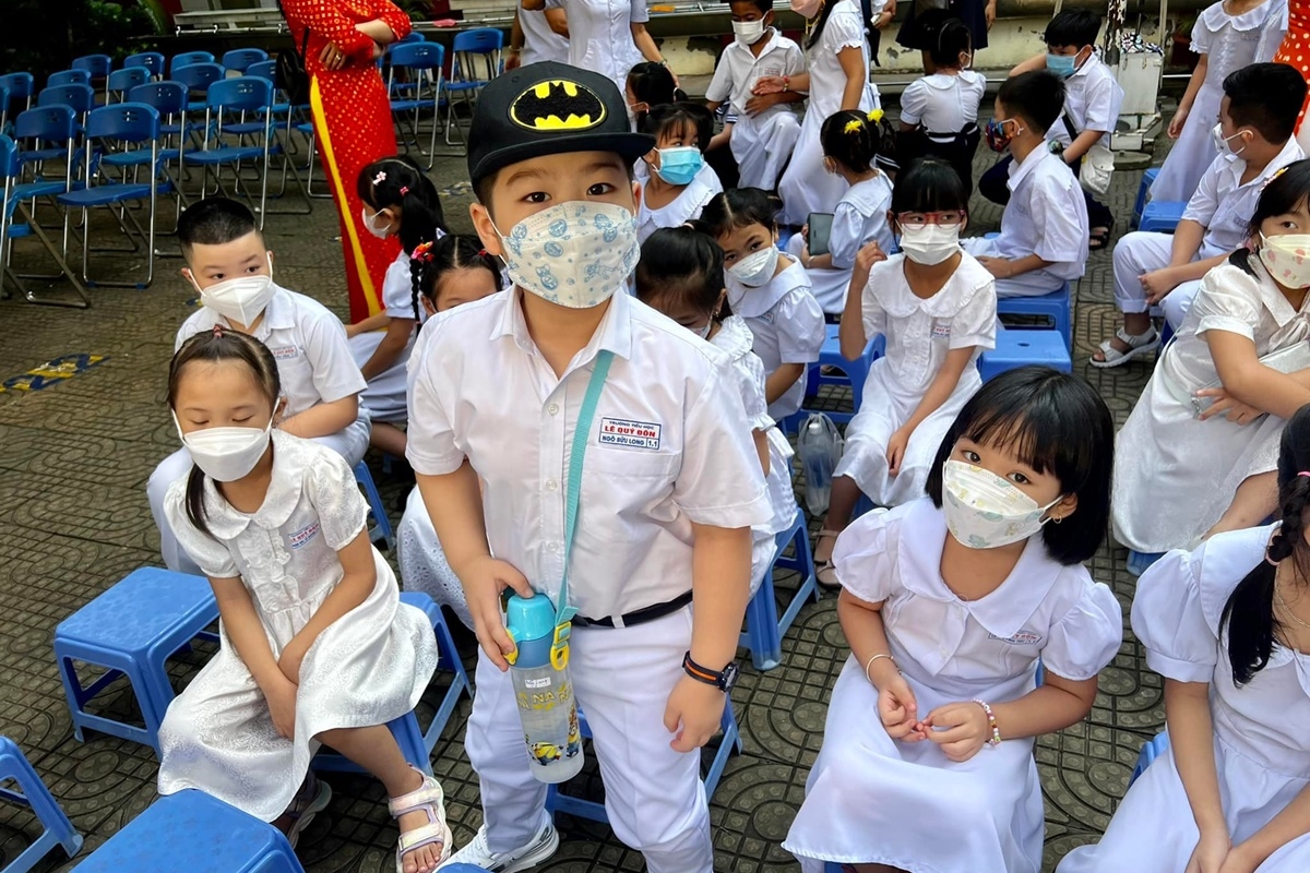 Nhật Kim Anh 'tái hợp' cùng chồng cũ trong lễ tổng kết năm học của con trai