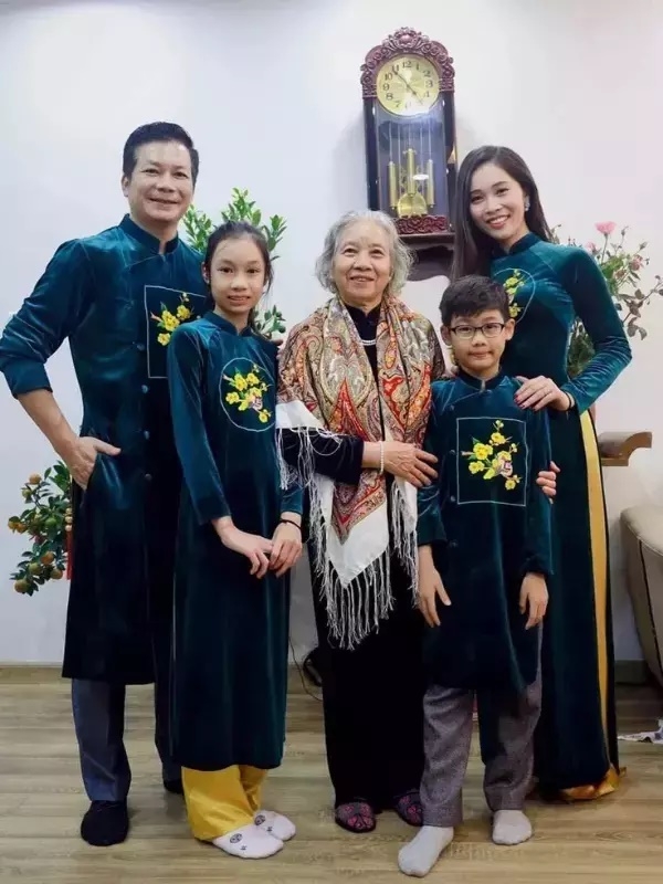 Bà xã Shark Hưng chia sẻ khoảnh khắc hạnh phúc cùng con riêng của chồng Bà xã Shark Hưng chia sẻ khoảnh khắc hạnh phúc cùng con riêng của chồng