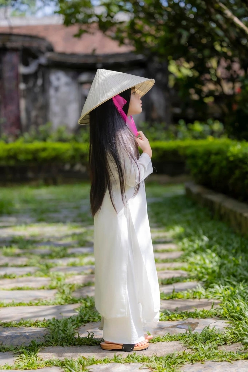 Đạo diễn Võ Thanh Hòa khoe ảnh con gái 5 tuổi mặc áo dài xinh như thiên thần