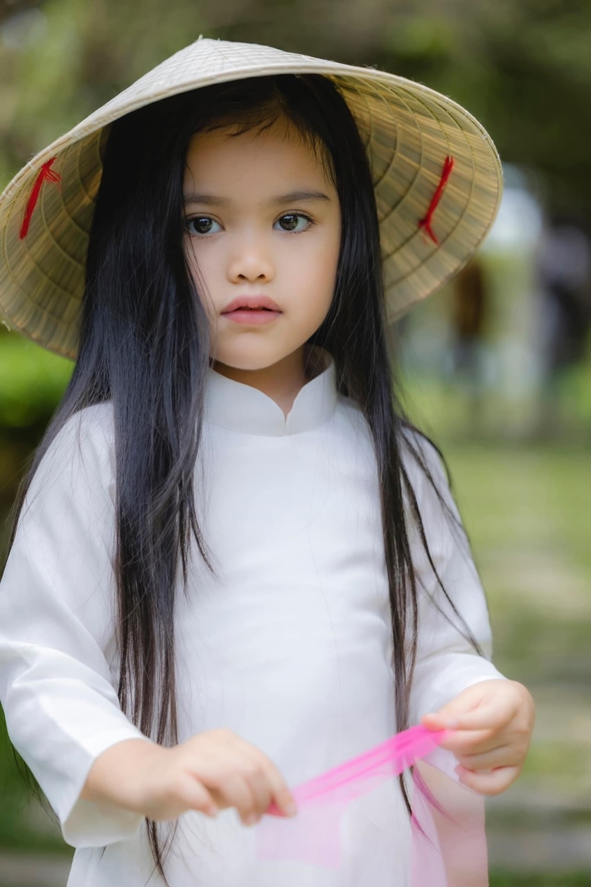 Đạo diễn Võ Thanh Hòa khoe ảnh con gái 5 tuổi mặc áo dài xinh như thiên thần
