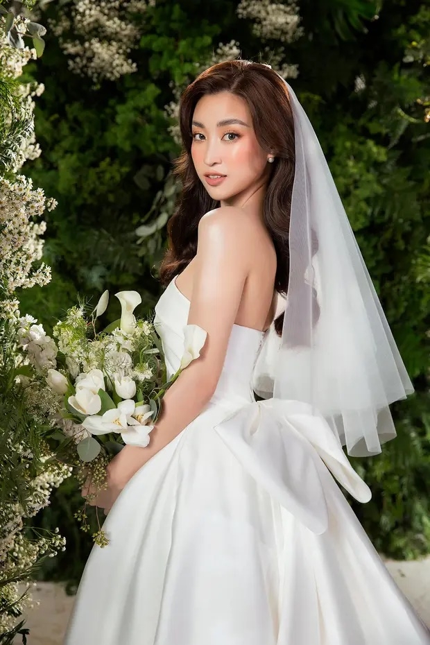 Trước khi nhận lời cầu hôn, Đỗ Mỹ Linh từng bị bắt gặp đi cùng con trai bầu Hiển