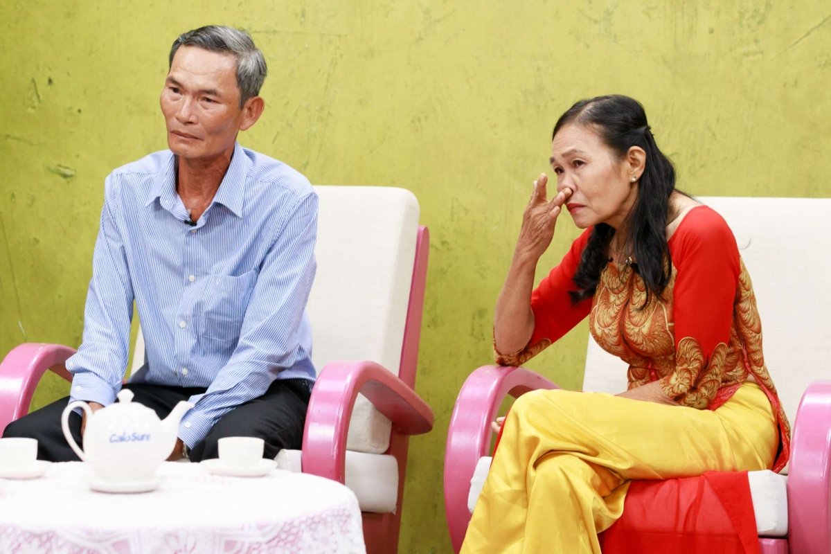 Quyền Linh xúc động vì đôi vợ chồng nghèo ‘sụp đổ’ khi con trai gặp tai nạn Quyền Linh xúc động vì câu chuyện đẫm nước mắt của vợ chồng nghèo