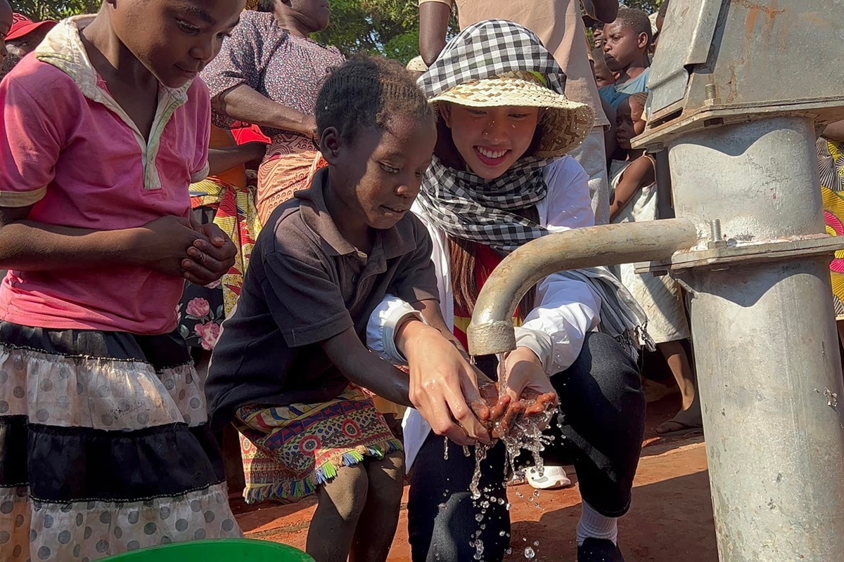 Hoa hậu Thùy Tiên trao tặng 2 giếng nước sạch cho người dân nghèo ở Angola