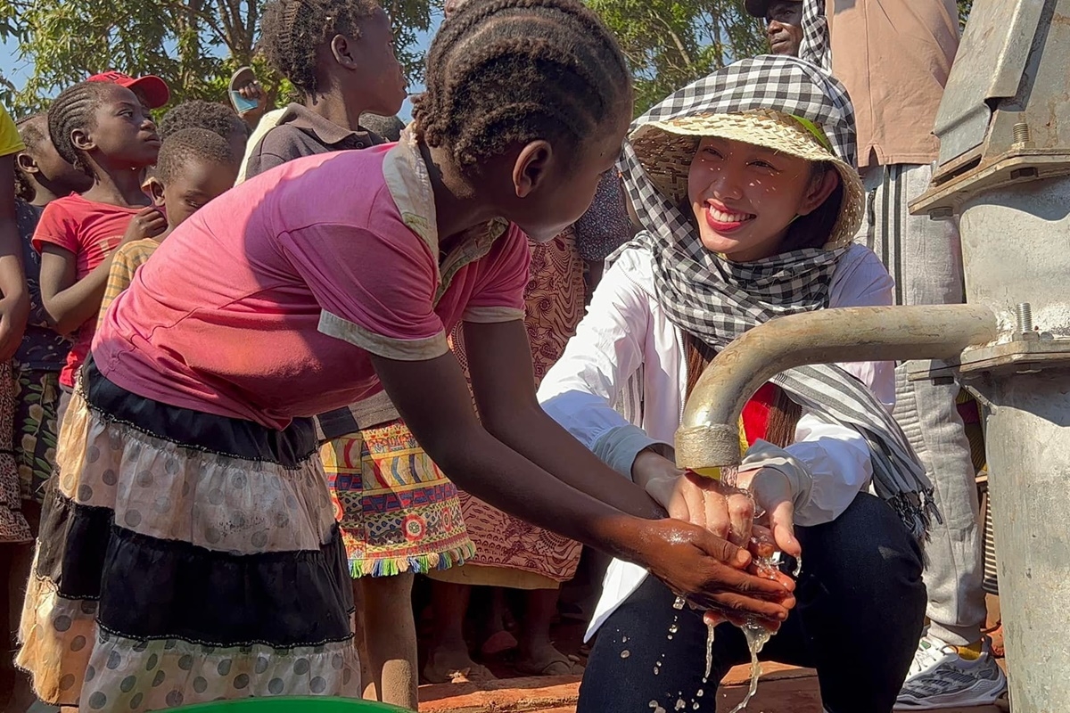 Hoa hậu Thùy Tiên trao tặng 2 giếng nước sạch cho người dân nghèo ở Angola