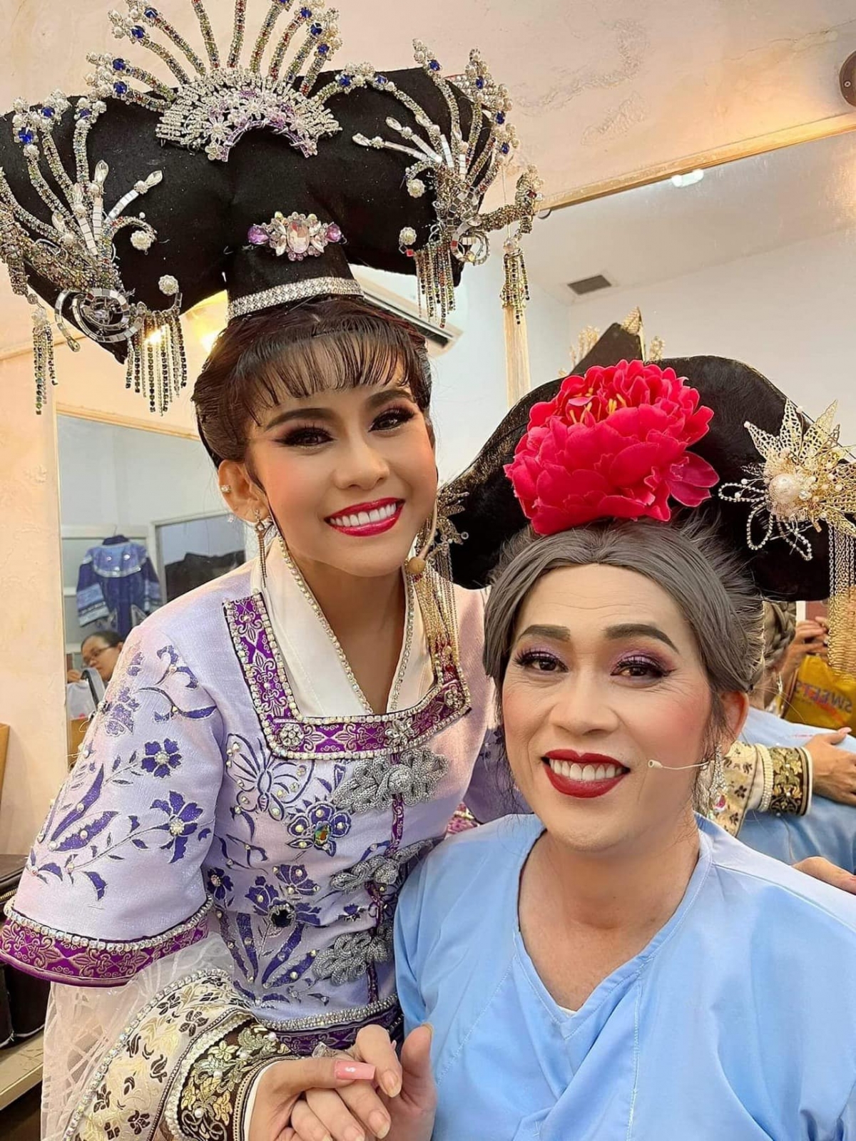 Hoài Linh và đoàn cải lương tuồng cổ Huỳnh Long ra miền Trung biểu diễn miễn phí