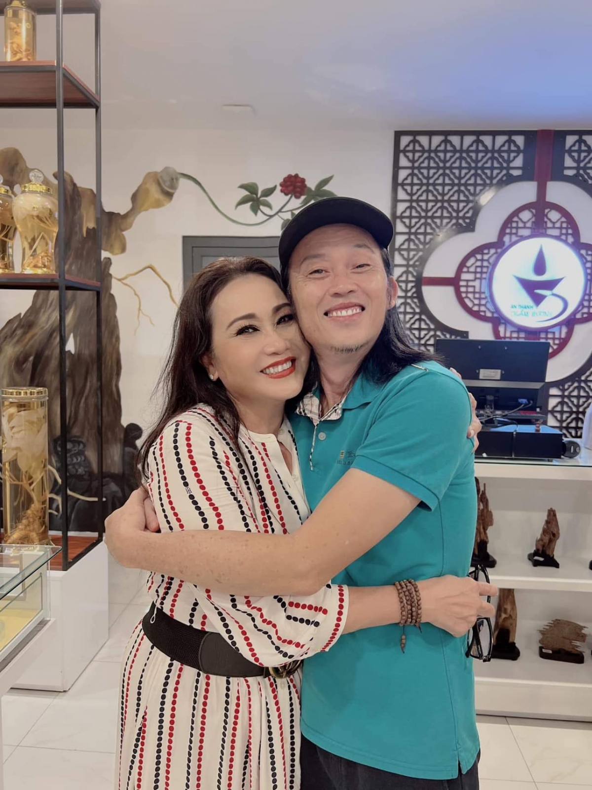 Hoài Linh và đoàn cải lương tuồng cổ Huỳnh Long ra miền Trung biểu diễn miễn phí