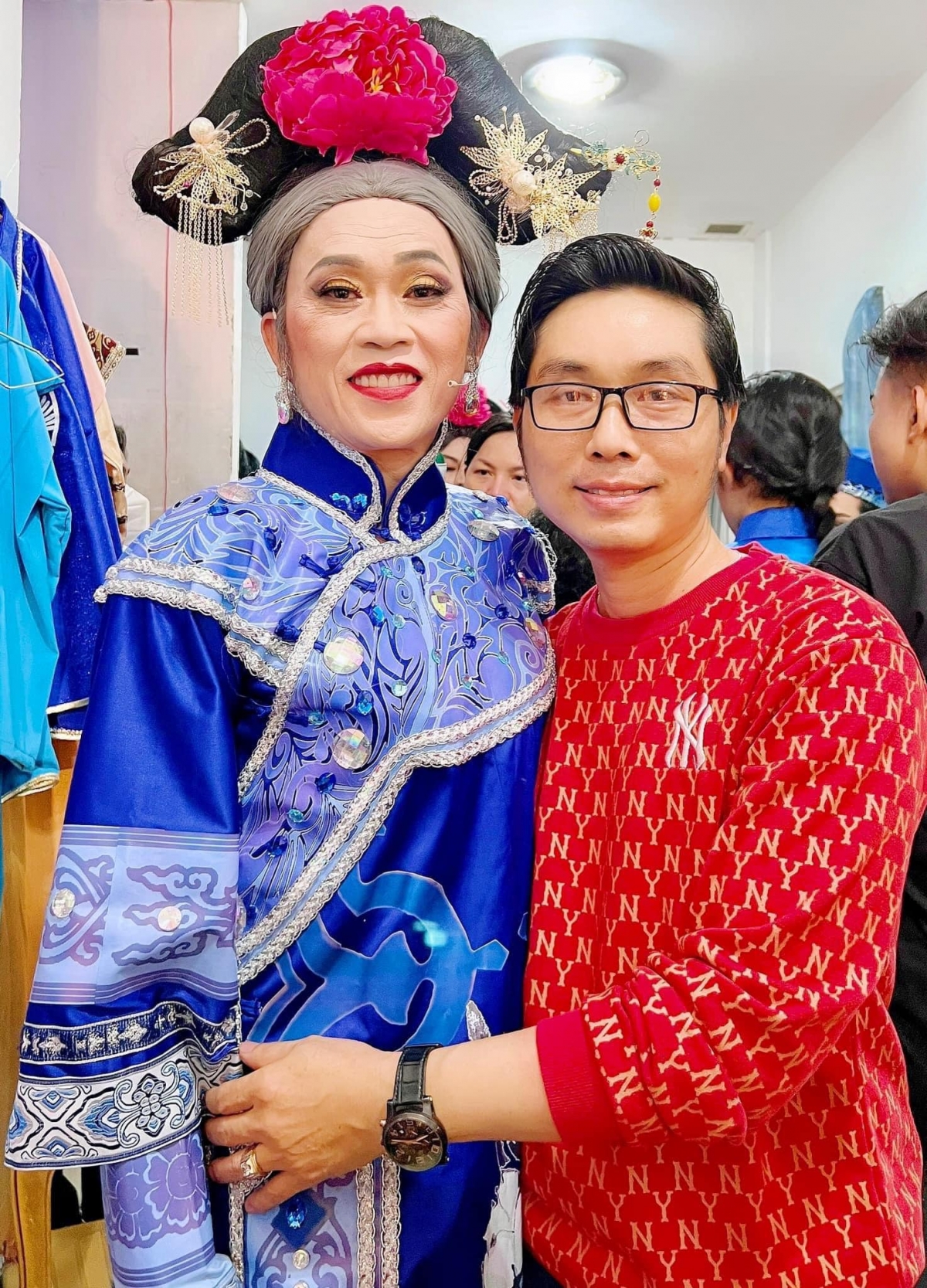 Hoài Linh và đoàn cải lương tuồng cổ Huỳnh Long ra miền Trung biểu diễn miễn phí