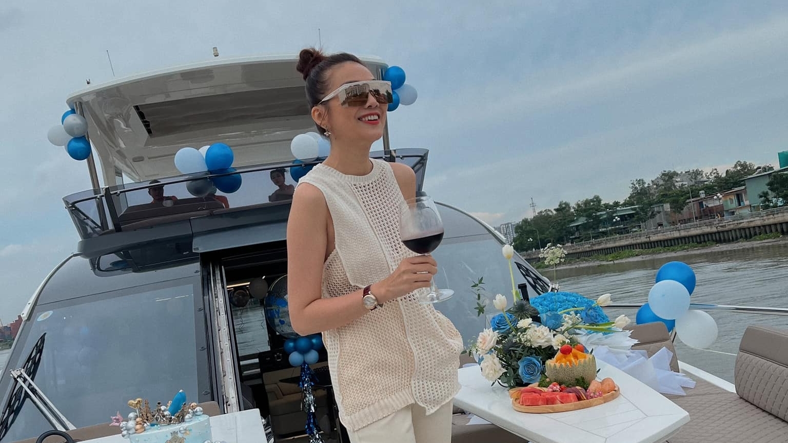 Siêu mẫu Thanh Hằng đón tuổi mới trên du thuyền đầy sang trọng